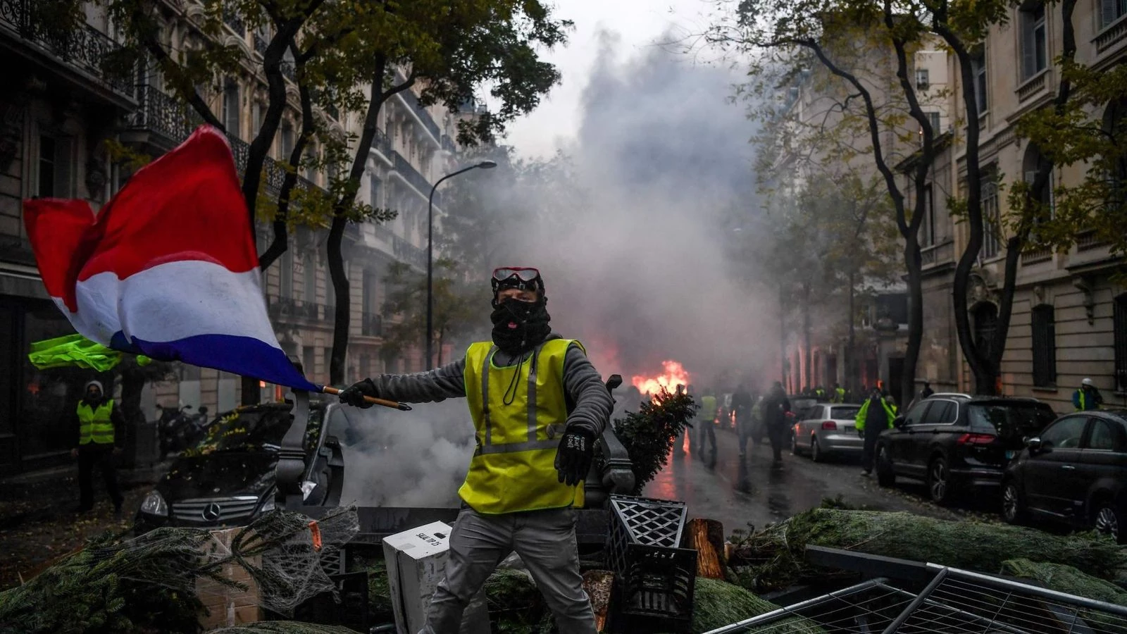 Σε κατάσταση συναγερμού η Γαλλία: Τεθωρακισμένα οχήματα & 8.000 άνδρες της χωροφυλακής στο Παρίσι – Μετράει τις μέρες του ο Μακρόν